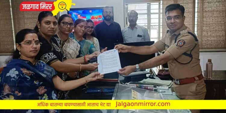 महापौर, आयुक्तांसह दोन माजी महापौरांनी महामार्गावर खड्ड्यांची टेपने केली मोजणी