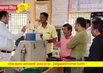 धरणगाव रेल्वे स्थानकावरील विविध समस्यांबाबत सल्लागार समितीचे स्टेशन मास्टर यांना निवेदन