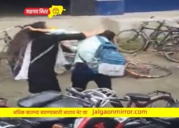 एका बॉयफ्रेंडसाठी २ गर्लफ्रेंडचा भररस्त्यावर राडा ; काय झाला शेवट पाहा VIDEO