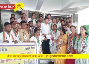 आयुक्तांनी निवेदन न स्वीकारल्याने : आयुक्त हटावच्या घोषणा