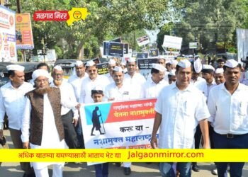 व्यसनमुक्तीच्या घोषणा देत विद्यार्थ्यांनी शहरातून काढली पदफेरी