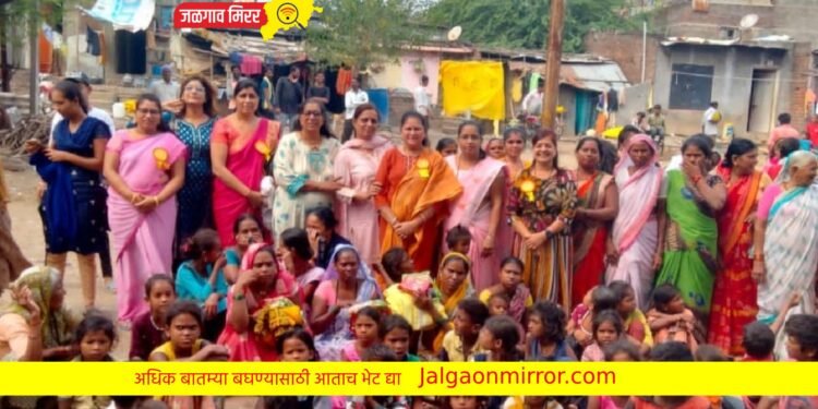 जळगावातील महिलांनी गरजू कुटुंबासोबत केली दिवाळी !