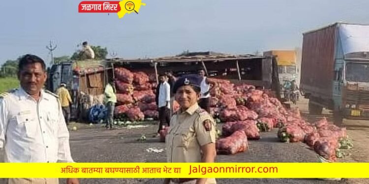 कोबीने भरलेला ट्रक उलटला ; रस्त्यावर वाहतूक कोंडी