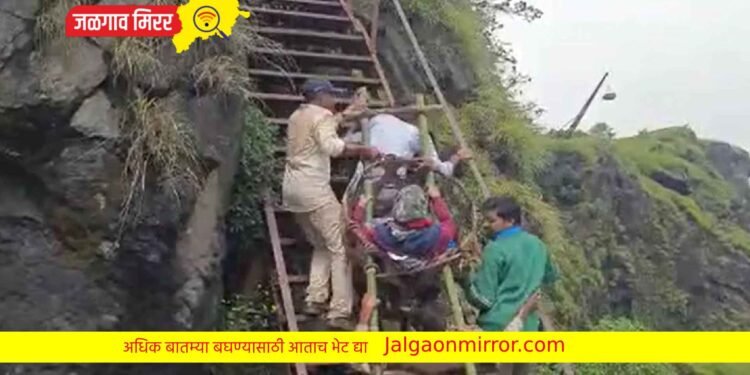 बाळंतीन महिलेचा जीवघेणा प्रवास : एकीकडे डोंगर आणि दुसरीकडे दरी…