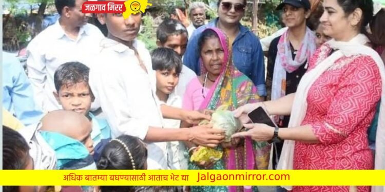 विद्यार्थ्यांनी व शिक्षकांनी मिळून गरजूना दिली दिवाळी भेट