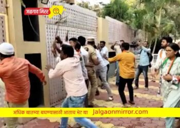 राज्यमंत्री सत्तार यांना बेताल वक्तव्य भोवले ; घराबाहेर आंदोलन