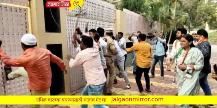 राज्यमंत्री सत्तार यांना बेताल वक्तव्य भोवले ; घराबाहेर आंदोलन