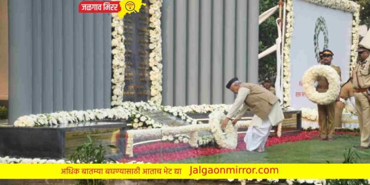 राज्यपाल पुन्हा चुकले ; २६/११ हल्यातील शहिदांना चप्पल घालून कोश्यारींचे अभिवादन !