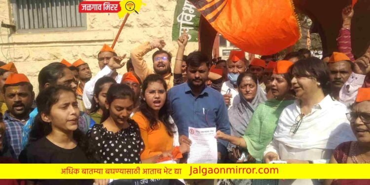 अमळनेरात श्रद्धासाठी एकवटली तरुणाई ; निषेध करीत दिले निवेदन !