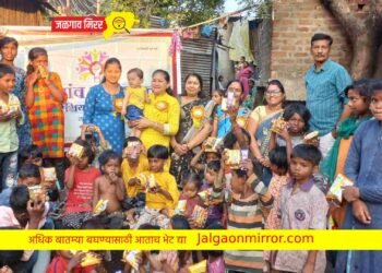 बालदिनानिमित्त बालकांना खाऊ वाटप ; नारीशक्ती बहुद्देशीय संस्थेचा उपक्रम