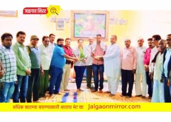 संविधान दिनी माळी समाजाच्या वतीने “भारतीय संविधान” देऊन केला सन्मान