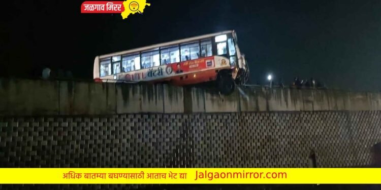 बसचा विचित्र अपघात ; प्रवासी थोडक्यात बचावले !