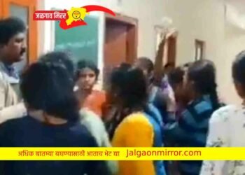 शाळेतील मुलींनी हेडमास्तरला धु -धु धुतला ; व्हिडीओ झाला व्हायरल…