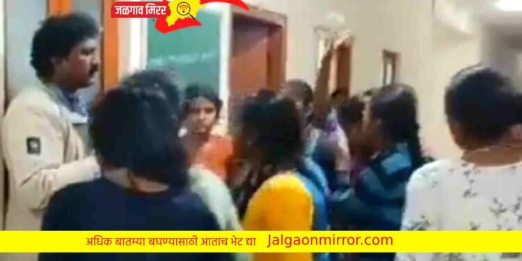 शाळेतील मुलींनी हेडमास्तरला धु -धु धुतला ; व्हिडीओ झाला व्हायरल…
