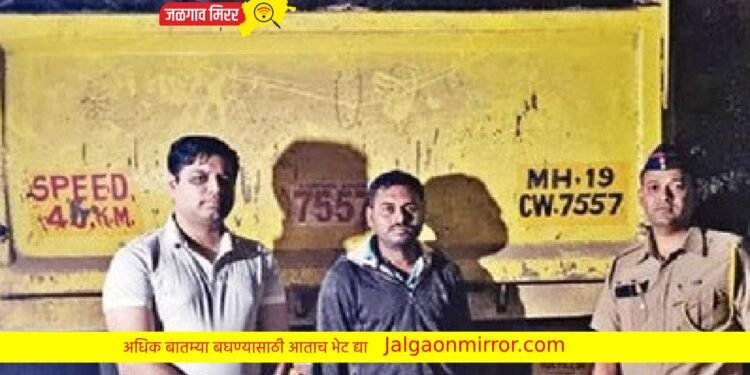 जिल्हाधिकाऱ्यांसह महसूल विभाग नदीपात्रात ; १ डंपर ताब्यात !