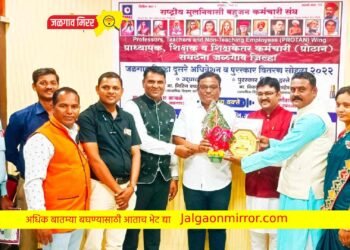 पी.डी.पाटील यांना जिल्हास्तरीय गुणवंत सत्यशोधक शिक्षक पुरस्काराने सन्मानित