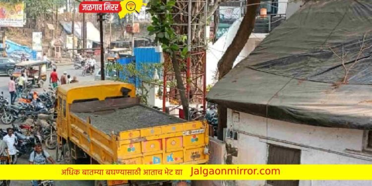 वाळूची चोरटी वाहतूक करणाऱ्या डंपरवर कारवाई !