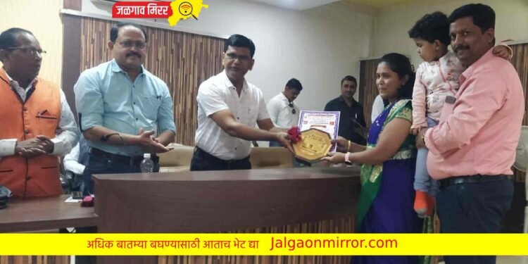 जयश्री वाडेकरांना उत्कृष्ट महिला शिक्षकेतर कर्मचारी पुरस्कार