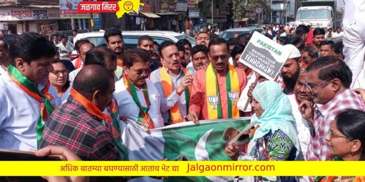 भाजपने जाळला पाकिस्तानचे मंत्री बिलावर यांचा पुतळा !