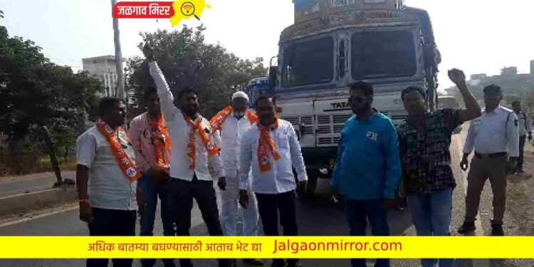 ठाकरे गटाने जळगावात शिव कॉलनीजवळ  महामार्ग रोखला !