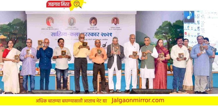 पद्मश्री डॉ.भालचंद्र नेमाडेंच्या हस्ते ‘बहिणाई’ पुस्तकाचे प्रकाशन !