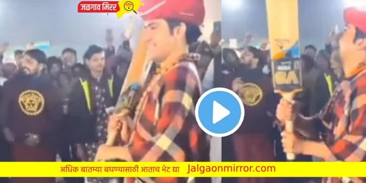 बागेश्वर महाराजांची क्रिकेटच्या मैदानात तुफान फटके बाजी ; व्हिडीओ व्हायरल !