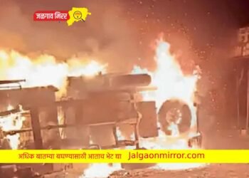 चाळीसगावात निर्दयीपणे गोवंशाची वाहतूक करणारे‎ वाहन जमावाने पेटवले !