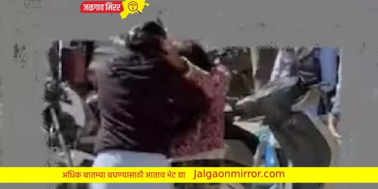 भररस्त्यावर दहावीच्या विद्यार्थिनींमध्ये हाणामारी !