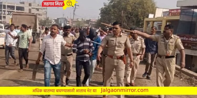 भररस्त्यावर काढली पोलिसांनी गुंडांची धिंड !