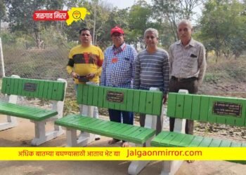 वडिलांच्या स्मरणार्थ तिन्ही मुलांनी मंगळग्रह मंदिराला दिले बाक भेट