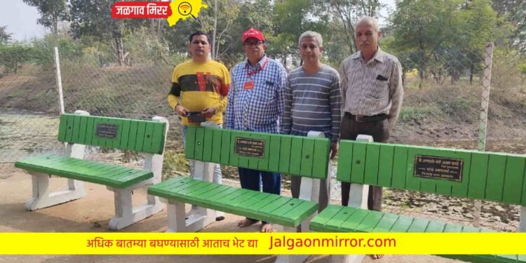 वडिलांच्या स्मरणार्थ तिन्ही मुलांनी मंगळग्रह मंदिराला दिले बाक भेट