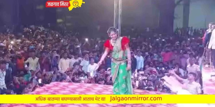 गौतमीवर पैशांची उधळण होत पोलिसांचा लाठीचार्ज !