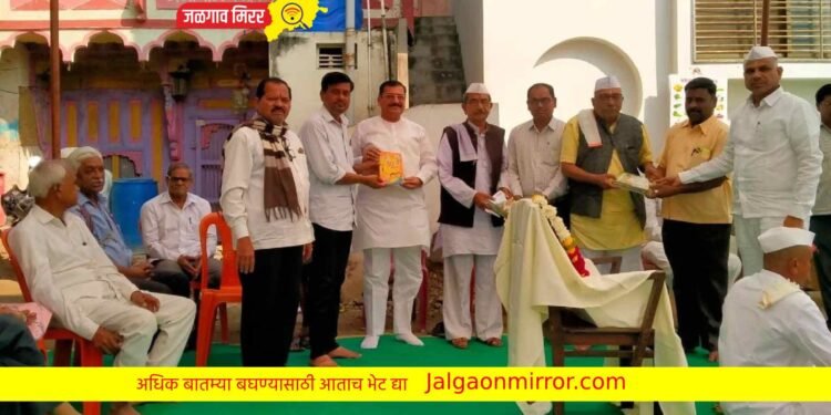 वडिलांच्या स्मरणार्थ अकरा हजाराच्या पुस्तकांची शाळेला भेट