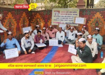 मनरेगा कर्मचारीचे जळगाव जिल्हाधिकारी कार्यालयाबाहेर आंदोलन !