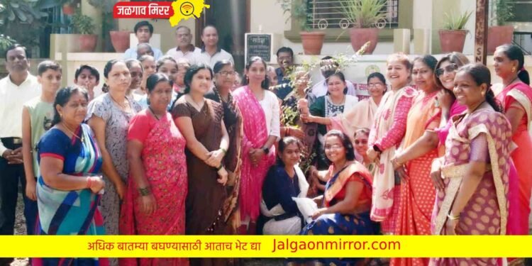 पाडव्याच्या शुभ मुहूर्तावर महिलांनी उभारली जळगावात वृक्षाची गुढी !