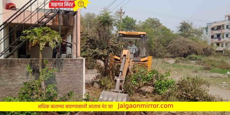 सोनी नगरातील अडविलेल्या गटारीवर जेसिबीने मार्ग मोकळा !