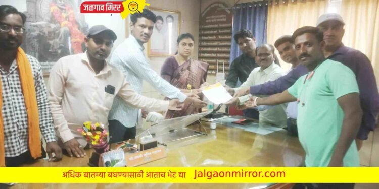 माजी मुख्यमंत्री वसंतरावजी नाईक यांचा पुतळा बसवा !