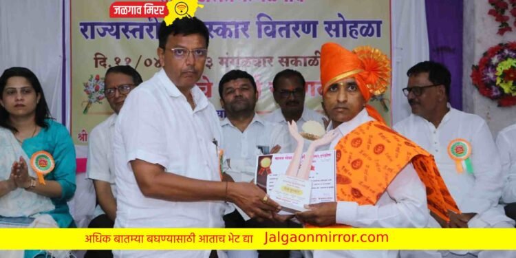 सेवा गौरव सम्मानाने दीपक वाल्हे सन्मानित !