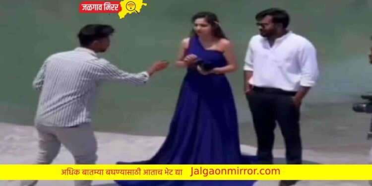 प्री – वेडिंगसाठी कपलला पोझ दाखवीत कॅमेरामननी मारला चान्स !