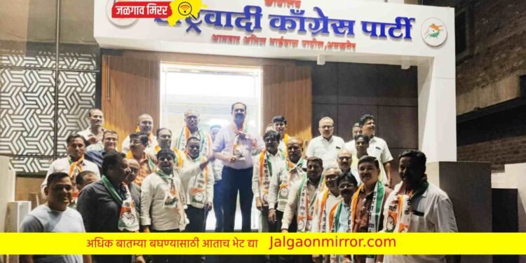 पवारांची निवृत्तीचा निर्णय मागे ; अमळनेरात फटाके फोडून जल्लोष !