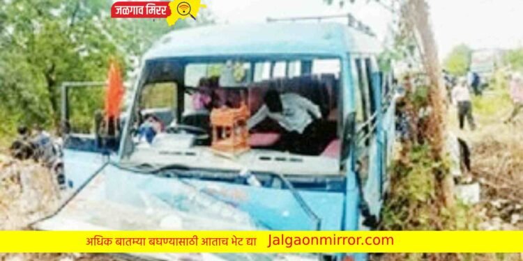 दुचाकीला वाचविण्याच्या प्रयत्नात बस आदळली झाडावर ; चार प्रवासी जखमी !