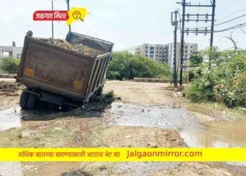 मुरूमच्या डंपरने अमृतची पाईप लाईन फोडली ; शेकडो लिटर पाण्याची नासाडी !