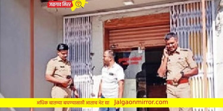 सोन्याच्या दुकानात चोरट्यांचा धुमाकूळ ; लाखो रुपयांचे दागिने लंपास !