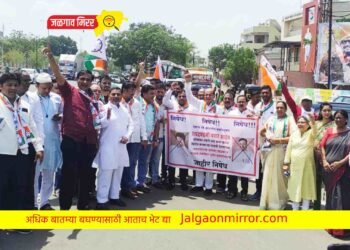 भाजपच्या मंत्रीसह आमदाराच्या प्रतिमेला जळगावात राष्ट्रवादीने मारले जोडे !