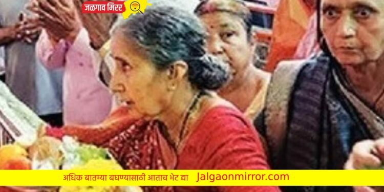 पंतप्रधान मोदींच्या पत्नी जळगावातील ओंकारेश्वर मंदिरात तल्लीन !