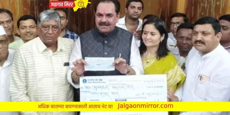 माजी आमदारांनी दिला मंत्री पाटलांना मुख्यमंत्रीनिधीत धनादेश !