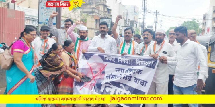 भिडे गुरुजींच्या पोस्टरला कॉंग्रेसने मारले जोडे !