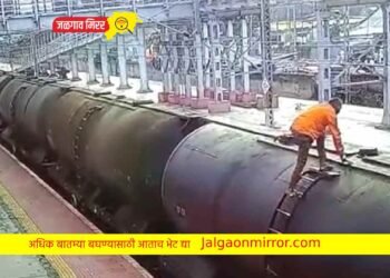 जळगावात ट्रेनवर चढला अन बसला हाय व्होल्टेजचा शॉक !