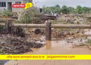 जळगाव जिल्ह्यात पावसाचा मोठा फटका : पुराच्या पाण्यात तीन जण गेले वाहून !