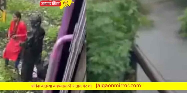 हृदयद्रावक : ४ महिन्याचा तान्हुले हातातून निसटले अन नाल्यात गेले वाहून !